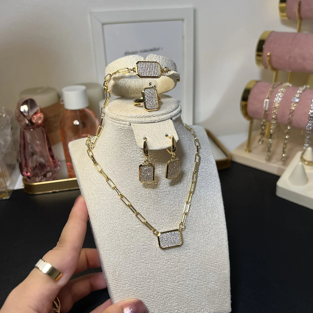 Parure Éclat Géométrique Dorée – 4 pièces – OMAYRA Jewelry
