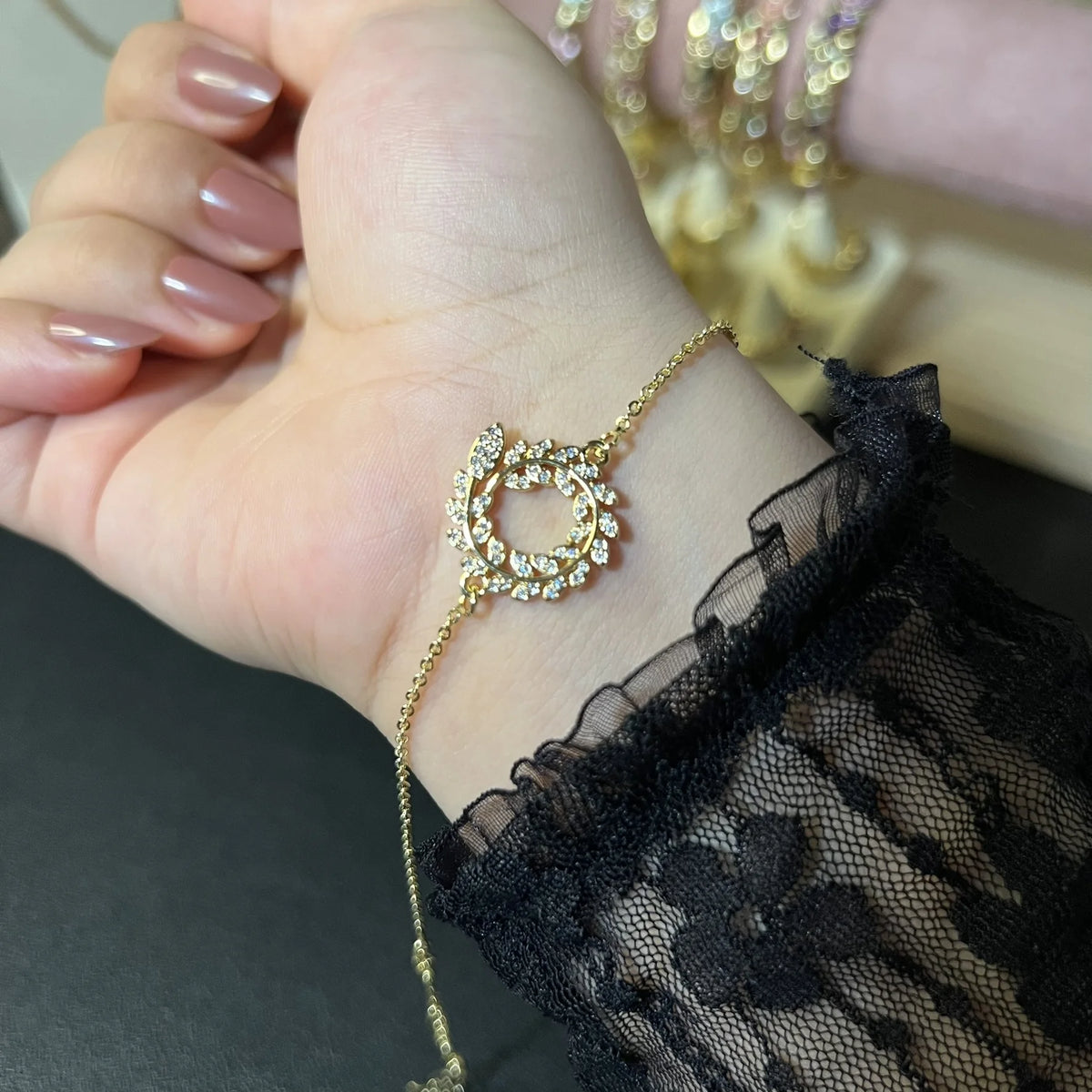 Gourmette Couronne de Lumière Dorée – OMAYRA Jewelry