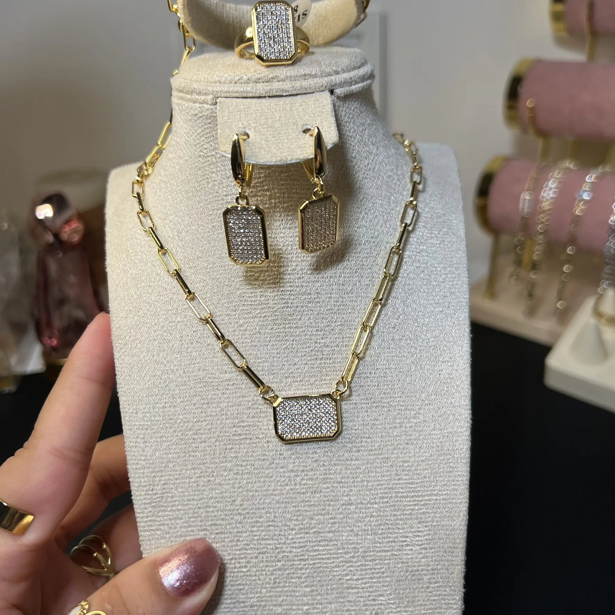 Parure Éclat Géométrique Dorée – 4 pièces – OMAYRA Jewelry